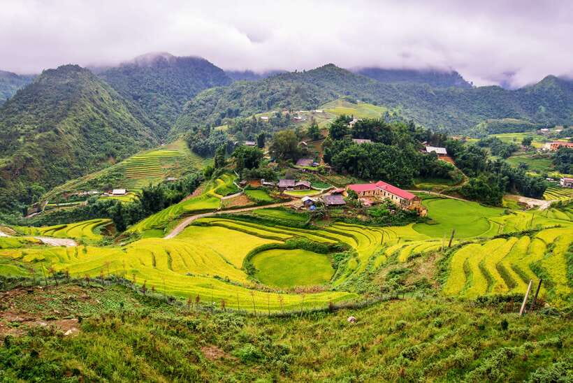 From Hanoi: 2-Day Sapa Trek Tour - Luxury Limousine Transfer - The luxury limousine transfer from Hanoi: comfort on a long climb
