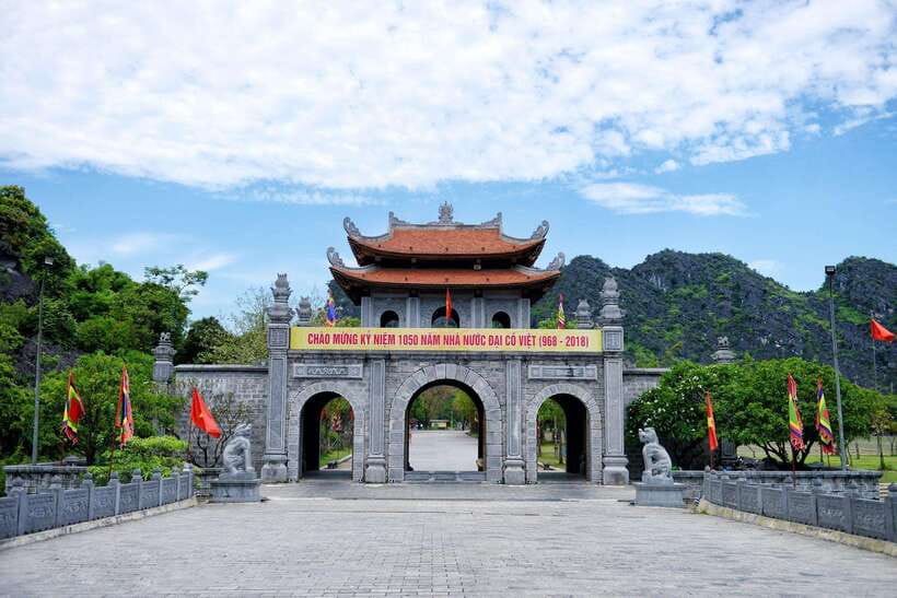 From Hanoi: Full-Day Ninh Binh Highlights Small Group Tour - Guides like Happy, May, and Thắng can make the day