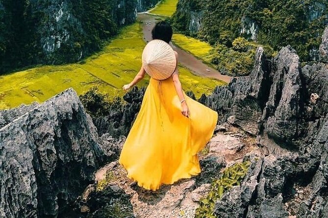 Full-Day Tour Hoa Lu, Tam Coc Boat Trip and Mua Cave - Mua Cave: almost 500 steps to the Lying Dragon Mountain viewpoint