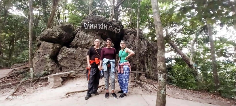 Half Day Hiking to Cat Ba National Park with a Guide - Quan Y cave, the Hospital Cave: wartime shelter turned into a story
