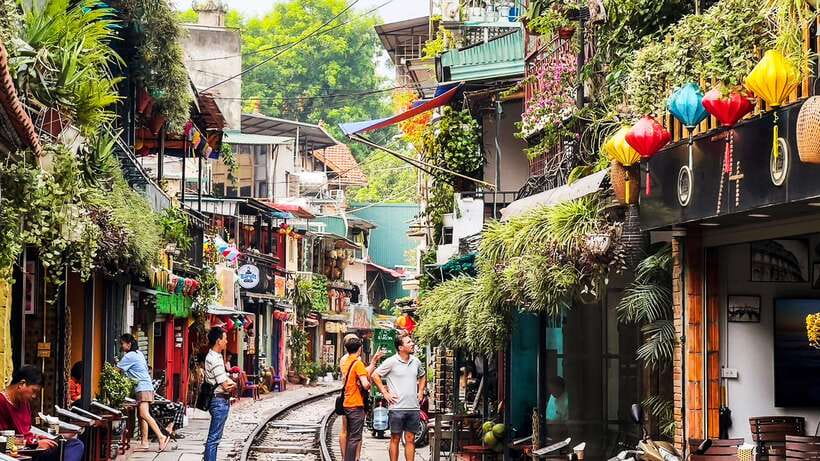 Hanoi: Guided Food Tour with Train Street Visit - Starting on Bát Sứ Street With Bun Cha That Sets the Tone