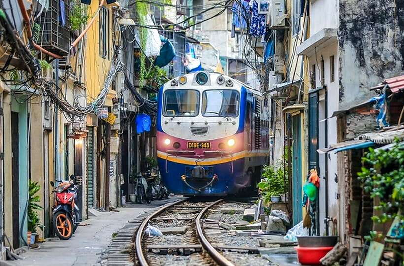 Hanoi: Guided Food Tour with Train Street Visit - Bánh Mì and Kem Xôi: Two Stops That Hit Both Sides of Hanoi