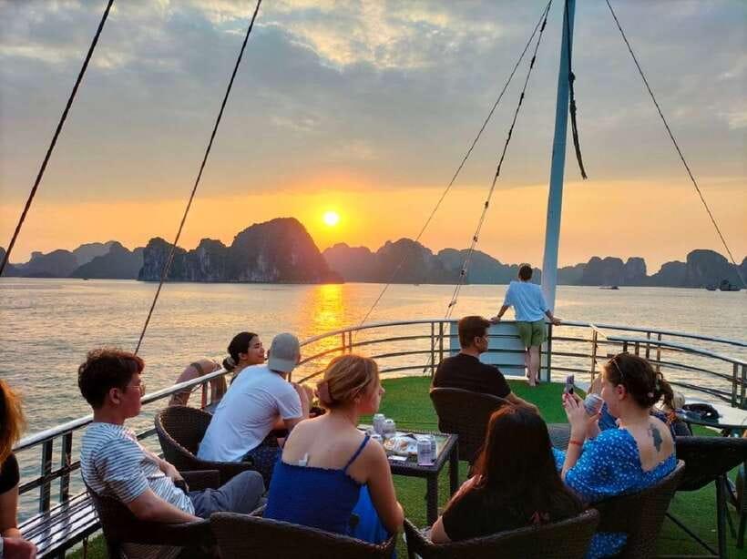 Hanoi: Ha Long Bay Day Cruise - Swimming, Meal, Kayaking - Sung Sot Cave: the Surprise Cave effect in real life