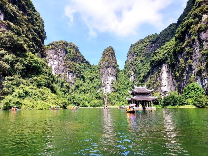 Hanoi: Hoa Lu, Trang An, and Mua Cave Full-Day Trip - Getting picked up from Hoàn Kiếm, then settling into the rhythm