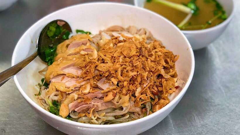 Hanoi: Michelin Guide Street Food Walking Tour - Dry Chicken Pho: How the First Bowl Sets Up the Rest