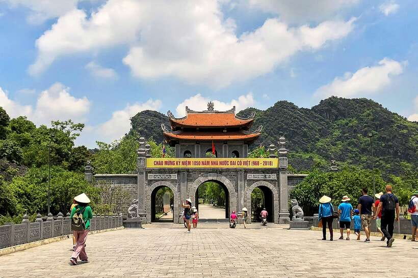 Hanoi/Ninh Binh: 1-Day Tam Coc/Trang An, Hoa Lu & Mua Caves - From Hanoi Old Quarter to Hoa Lu: the early pickup run