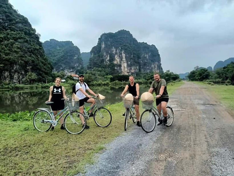 Hanoi/Ninh Binh: 1-Day Tam Coc/Trang An, Hoa Lu & Mua Caves - Mua Cave and Hang Mua: the 500-step payoff over Ngo Dong River