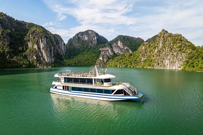 Hercules Grand Day Cruise Tour, Sung Sot Cave,Titop, Luon Cave - Lunch on board: buffet seafood and Vietnamese dishes (with vegetarian options)