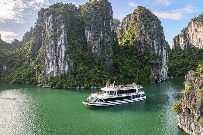 Hercules Grand Day Cruise Tour, Sung Sot Cave,Titop, Luon Cave - Boarding the Hercules at Tuan Chau: boat setup and comfort