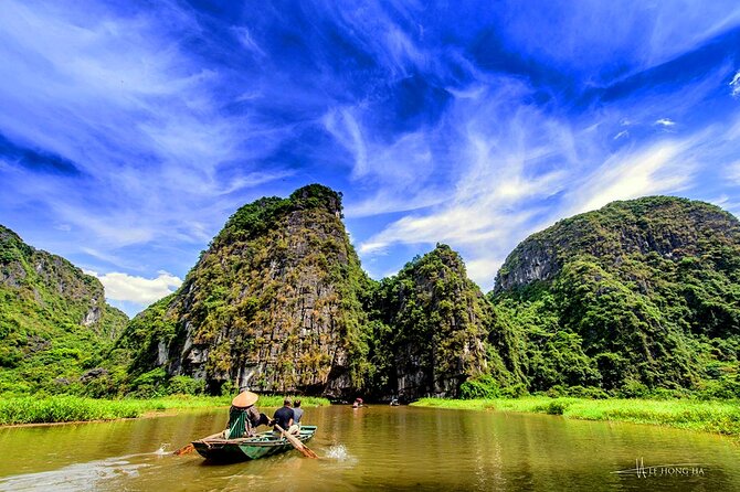 Highlight Ninh Binh Full Day Tour Tam Coc Boat, Mua Cave, Hoa Lu - Lunch on the go: buffet with vegetarian and vegan options