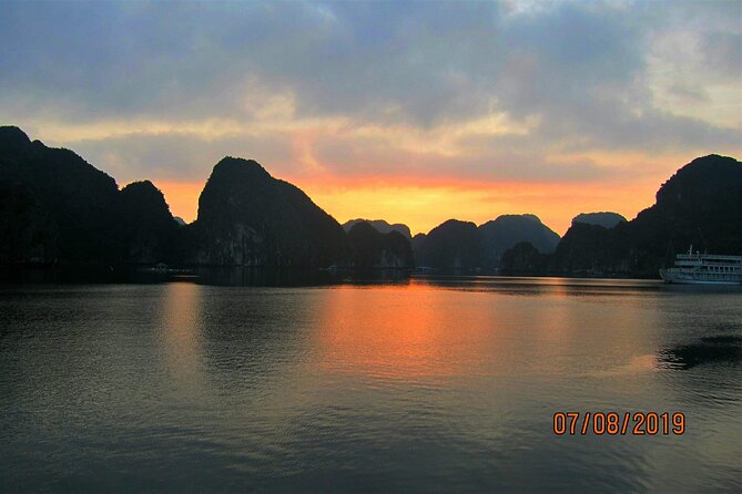 Lan Ha - Ha Long Bay - Dau Be island 2D/1N from Cat Ba in less touristy areas. - Ba Ham Lake kayaking: lagoons, tunnel passages, and swim time