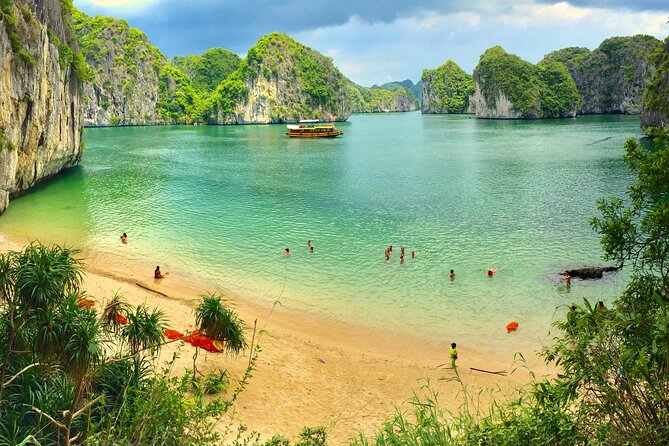 Lan Ha - Ha Long bay with local experts (small group guaranteed) - Kayaking Through K.A Cave and Bats Cave (Stop 2)