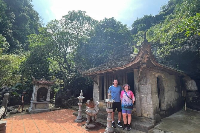 Luxury Ninh Binh Full Day Tour From Hanoi (Trang An - Hoa Lu) - Trang An Boat Ride on the Sao Khe River: Caves, Temples, and Limestone
