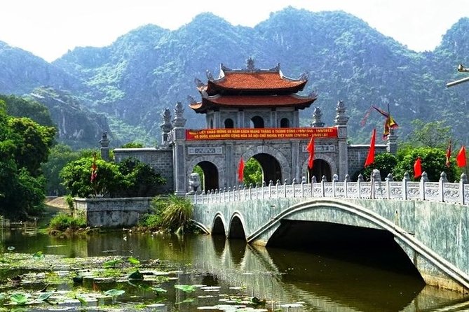 Luxury Ninh Binh: Hoa Lu - Mua Cave - Tam Coc Day Tour from Hanoi - Professional guide and the small-group size (max 25) that improves the day
