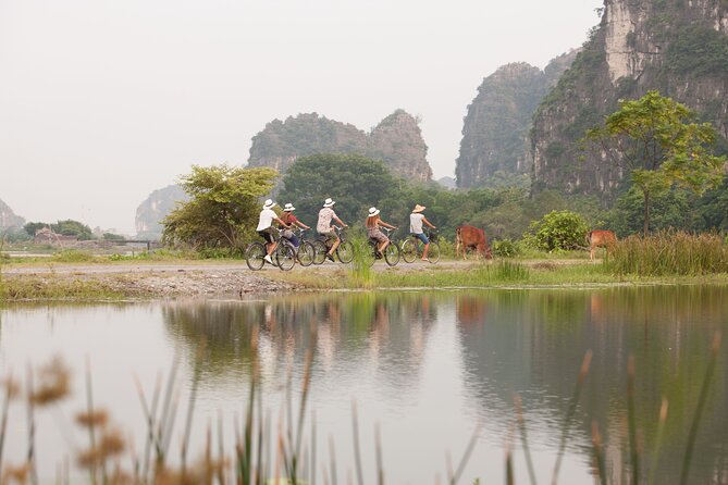 Ninh Binh Day Tour To Visit Hoa Lu - Trang An/Tam Coc - Mua Cave - Trang An grotto boat ride or Tam Coc sampan: picking the right kind of water time