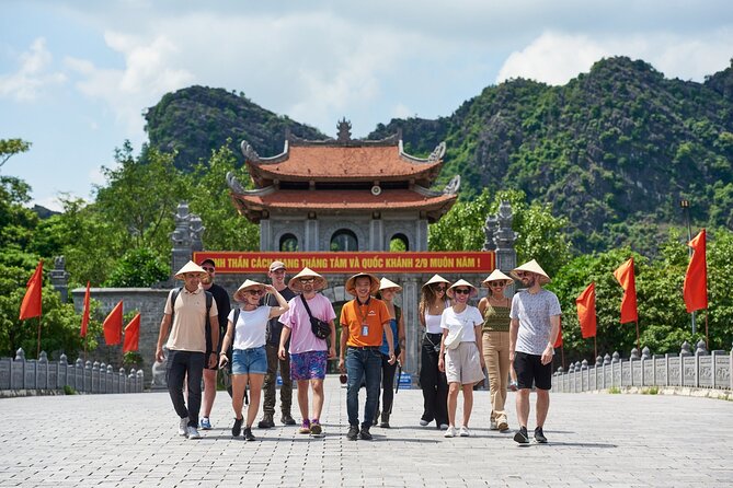 Ninh Binh Day Trip: Hoa Lu-Trang An/Tam Coc-Mua Cave-Cycling-Boat - Entering Ninh Binh: the long Hanoi-to-Hoa Lu morning