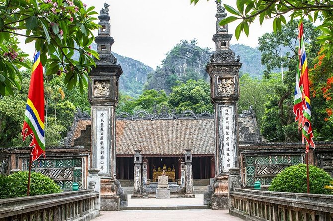 Ninh Binh Full-Day Tour from Hanoi to Hoa Lu, Tam Coc & Mua Cave Via Boat & Bike - Lunch at Midday: Buffet Fuel You’ll Actually Appreciate
