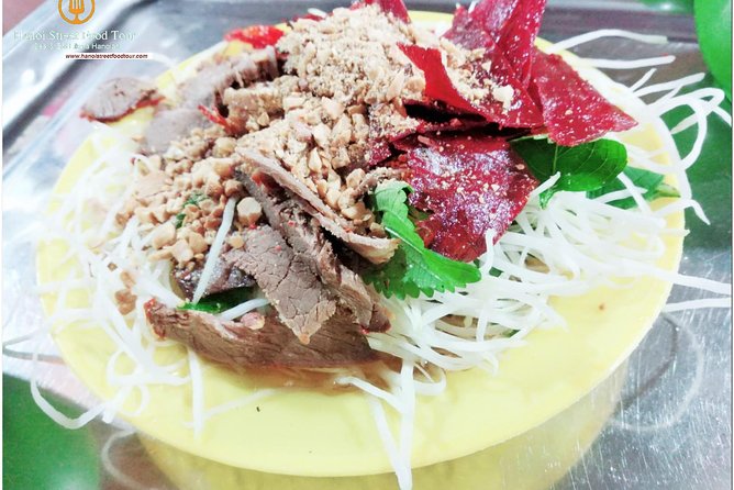 Tasting 8 Different Hanoi Street Foods at Noon Time - The tasting order: drinks and dessert aren’t filler
