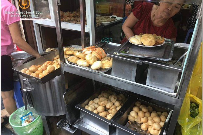 Tasting 8 Different Hanoi Street Foods at Noon Time - Old Quarter walking: why a guide changes everything