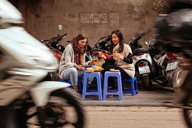 The 10 Tastings of Hanoi With Locals: Private Street Food Tour - Stop 2: Chua Ba Da Temple adds the calm between bites