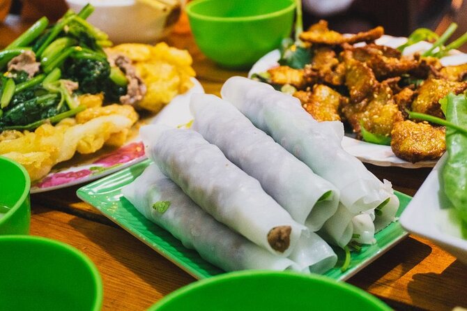 Walking Street Food Tour in Hanoi and Train Street - Stop 1 in the Old Quarter: Bún Chả, Phở Bò, Bánh Xèo, and friends